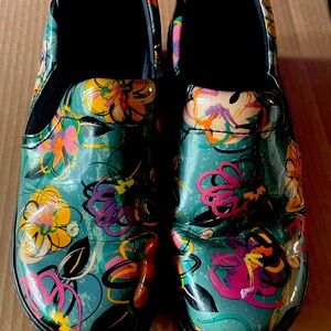 Klogs Footwear Women's Slip Resistant Naples-6M-non Marking